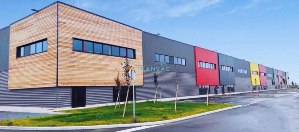 Light Industrial in Louvres to rent - Building Photo - Image 3 of 34