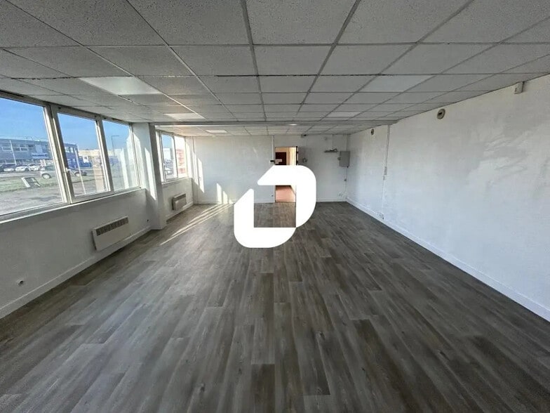 Office in Moissy-Cramayel to rent - Interior Photo - Image 1 of 10