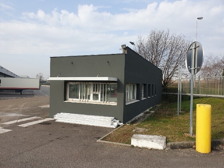Light Industrial in Saint-Quentin-Fallavier to rent - Building Photo - Image 2 of 3