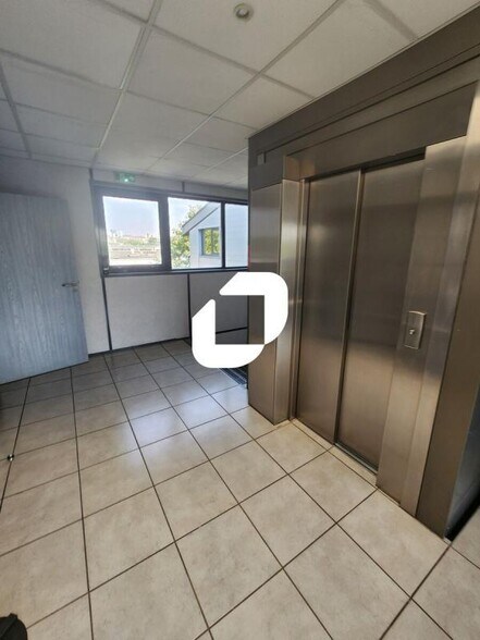 Light Industrial in Créteil for sale - Lobby - Image 2 of 12