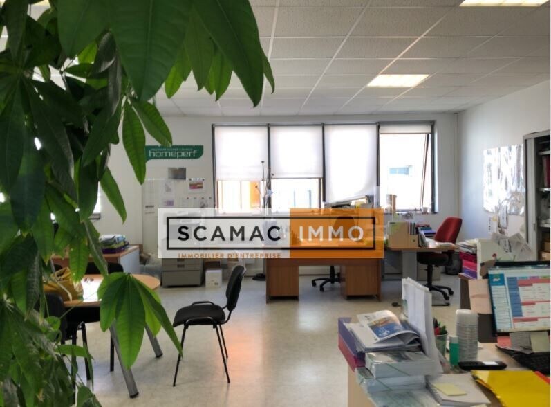 Light Industrial in Vanves to rent - Interior Photo - Image 2 of 4