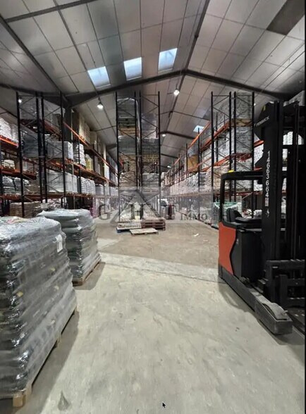 Industrial in Villeneuve-la-Garenne to rent - Interior Photo - Image 2 of 2