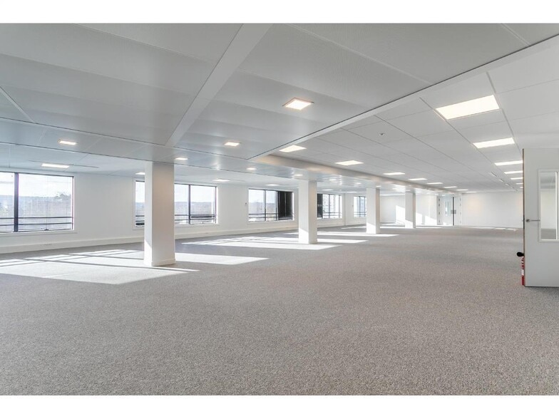 1 Avenue Edouard Belin, Rueil-Malmaison to rent - Interior Photo - Image 2 of 12