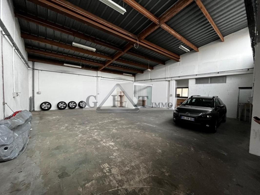 Industrial in Saint-Maur-des-Fossés to rent Interior Photo- Image 1 of 4