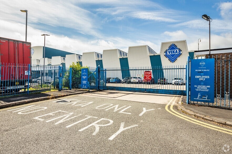 Farrington Rd, Burnley to rent - Primary Photo - Image 1 of 1