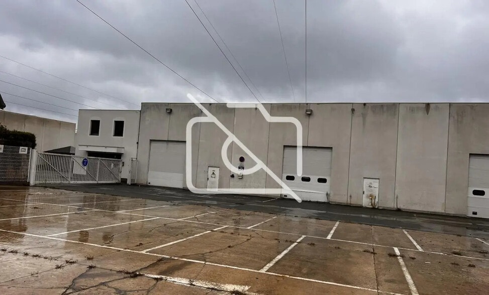 Industrial in Vitry-sur-Seine to rent - Building Photo - Image 2 of 11