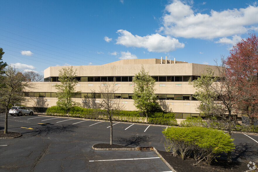 300 Executive Dr, West Orange, NJ for rent - Building Photo - Image 2 of 16