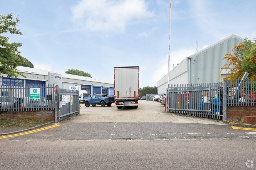 1B Travellers Close, North Mymms to rent - Building Photo - Image 2 of 8