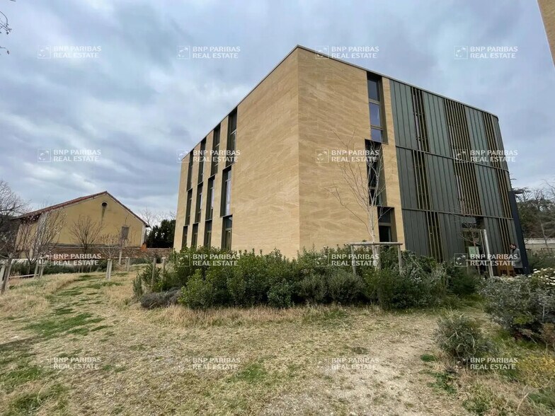 Office in Aix-en-Provence to rent - Building Photo - Image 2 of 14