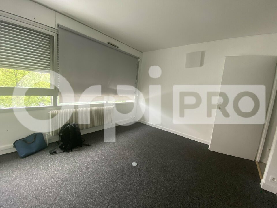 Office in Caluire-et-Cuire to rent Building Photo- Image 1 of 10