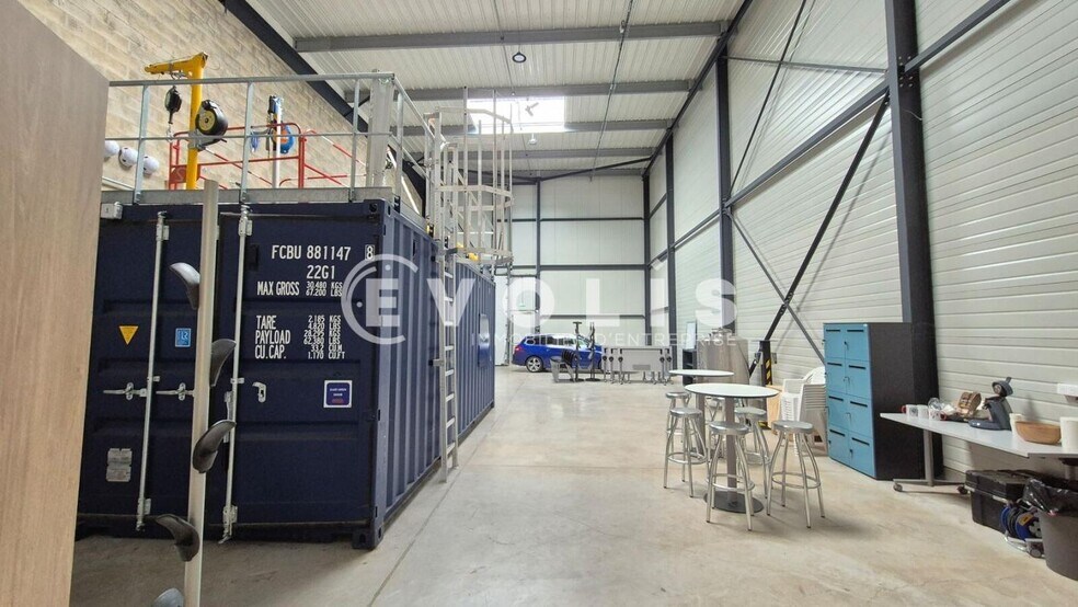 Light Industrial in Bailly-Romainvilliers to rent - Interior Photo - Image 1 of 9