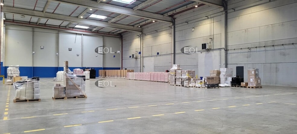 Industrial in Pusignan to rent - Building Photo - Image 2 of 3