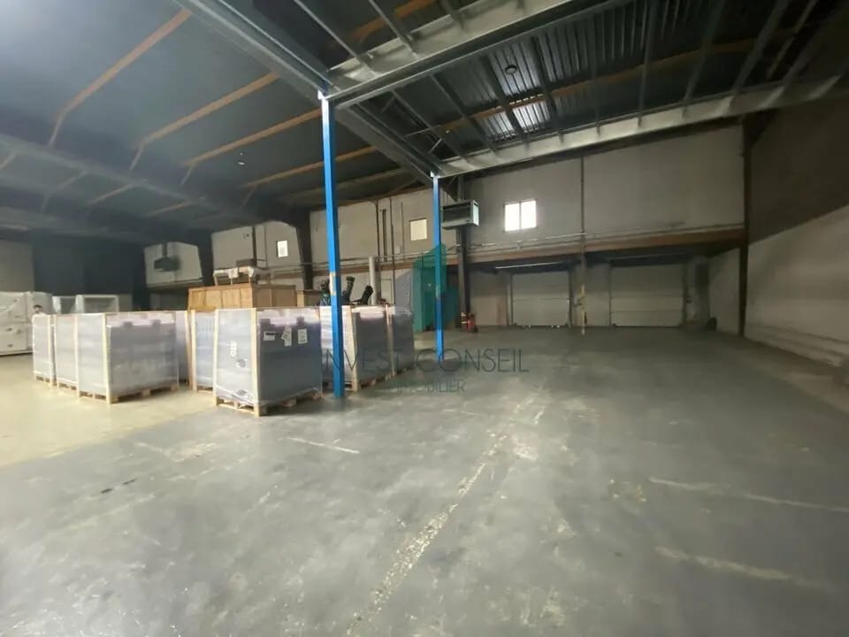 Light Industrial in SAINT-OUEN-L'AUMONE to rent Interior Photo- Image 1 of 8