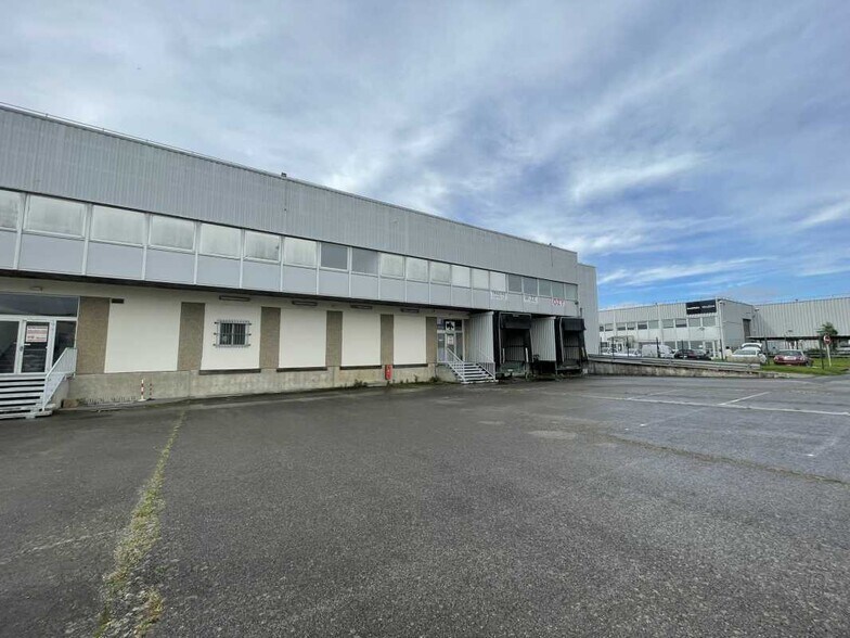 Light Industrial in Sucy-en-Brie to rent - Building Photo - Image 1 of 18