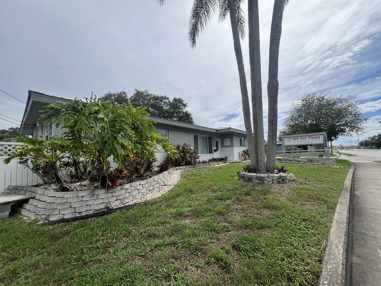 2424 Sunset Point Rd, Clearwater, FL for sale - Building Photo - Image 3 of 17