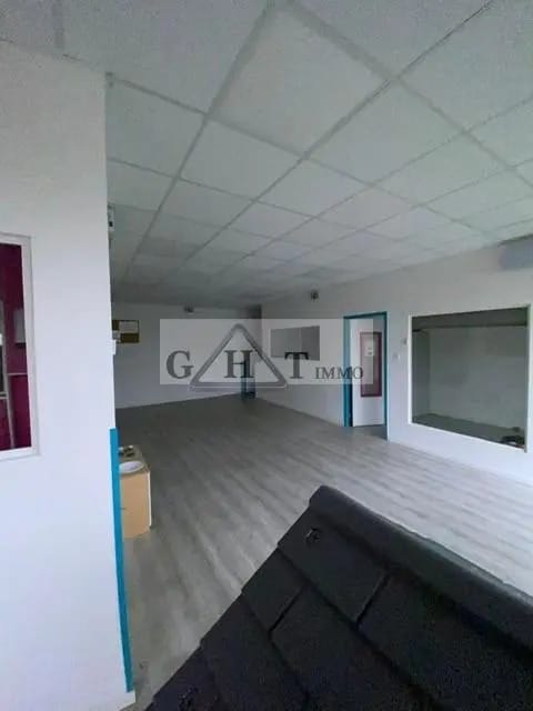 Location Bureaux 240 m² - Photo 1