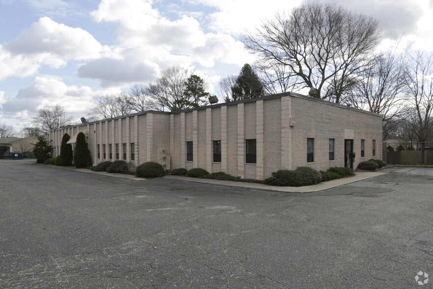 900 Portion Rd, Lake Ronkonkoma, NY for rent - Primary Photo - Image 1 of 77