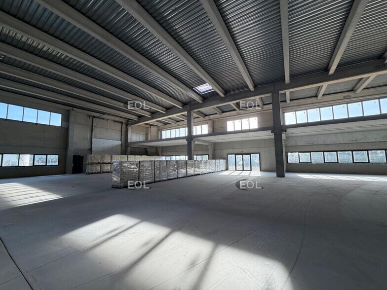 Light Industrial in La Ciotat to rent - Building Photo - Image 1 of 11