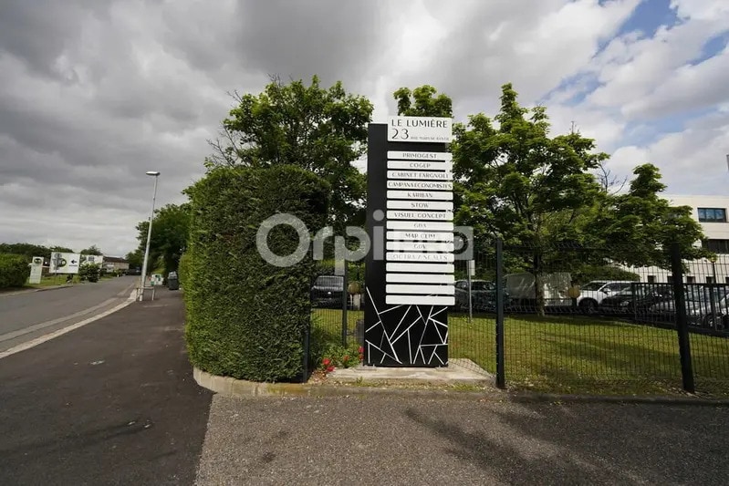 23 Rue Maryse Bastié, Bron to rent - Building Photo - Image 3 of 12