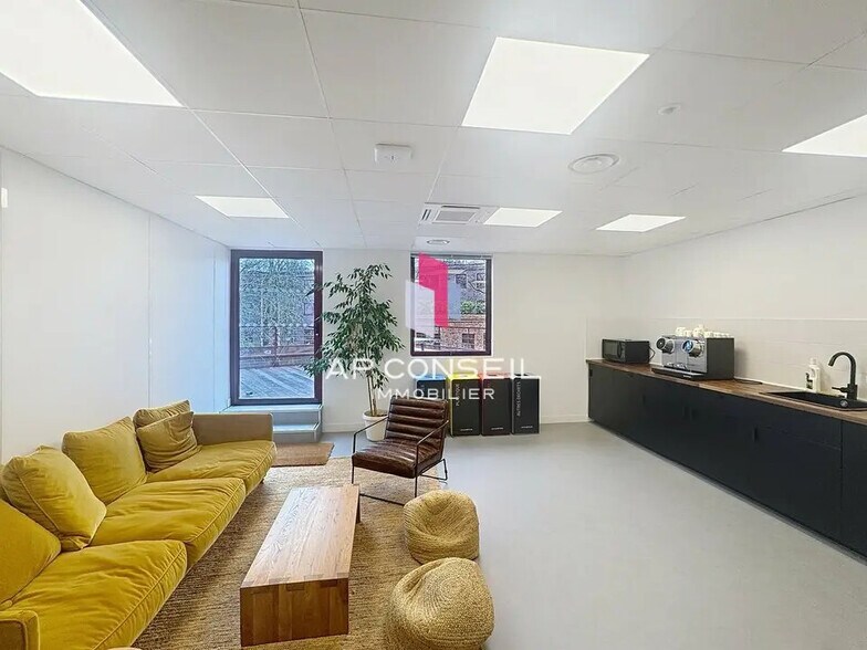 Office in Saint-Germain-en-Laye to rent - Primary Photo - Image 2 of 9