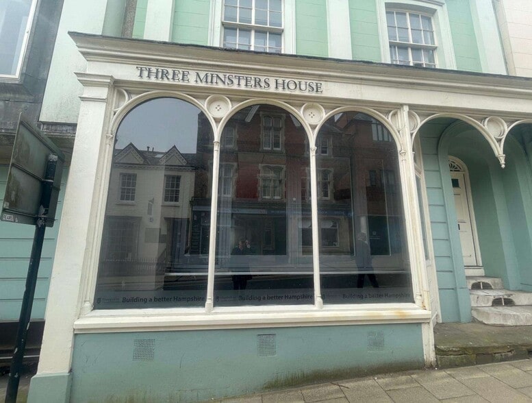 76 High St, Winchester to rent - Building Photo - Image 2 of 3