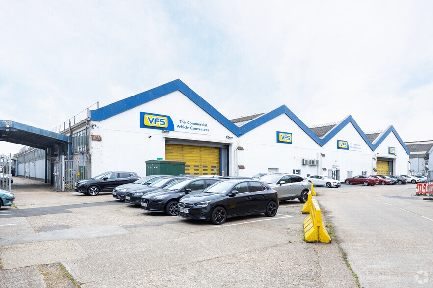 Chickenhall Ln, Eastleigh to rent - Building Photo - Image 2 of 4