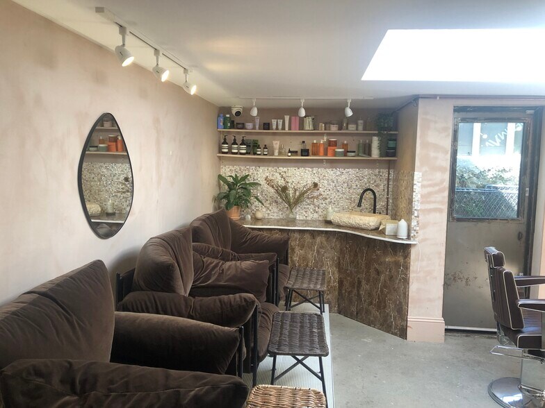 11 Sydney St, Brighton to rent - Interior Photo - Image 3 of 8