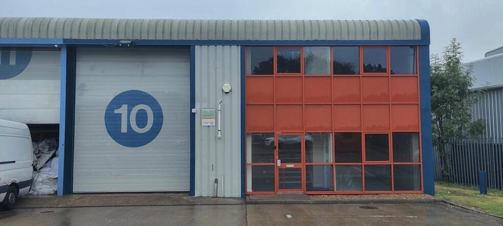 Kendal Close, London to rent - Building Photo - Image 3 of 12