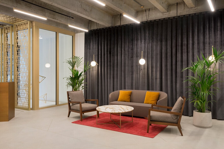 10-12 Alie St, London to rent - Building Photo - Image 1 of 26