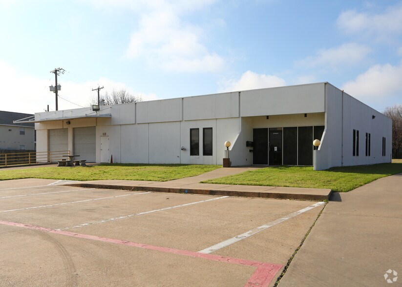 113 NW Hillery St, Burleson, TX for rent - Building Photo - Image 1 of 4