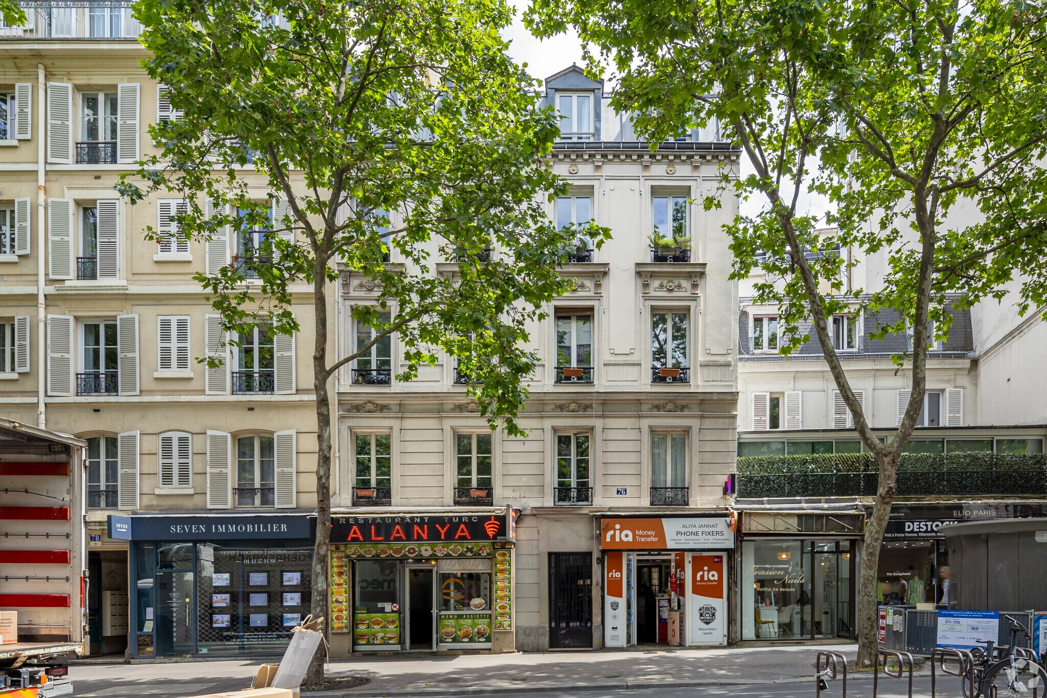 Retail in Paris to rent Primary Photo- Image 1 of 3