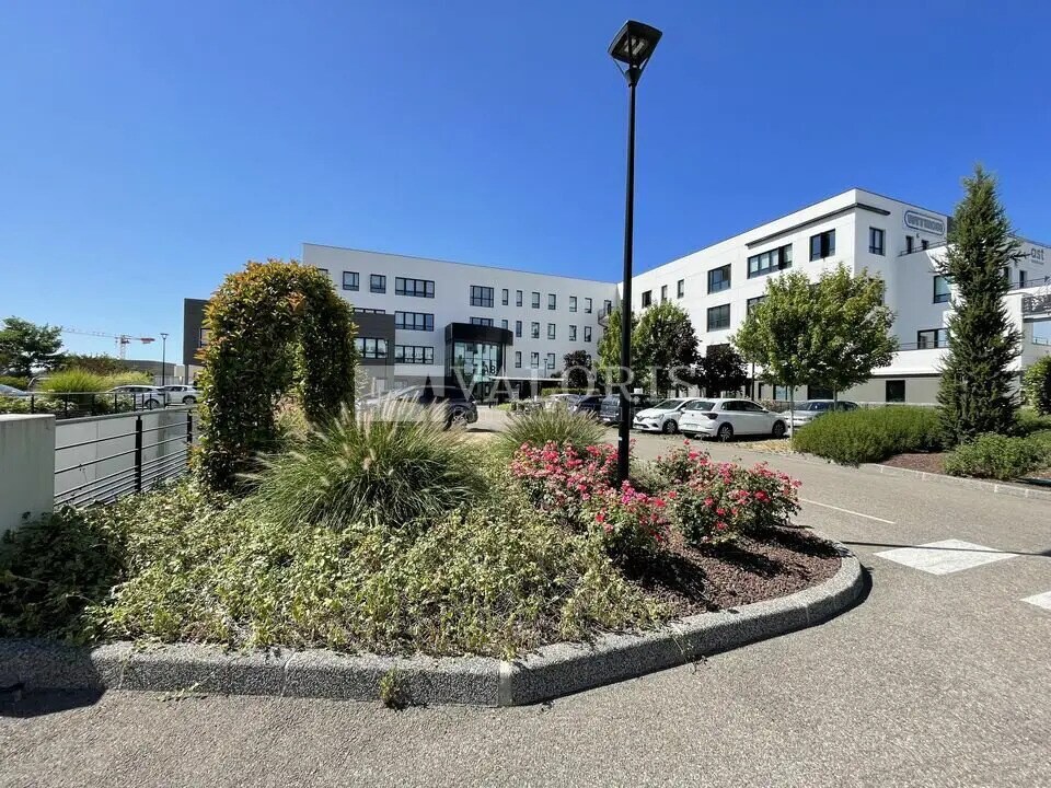 Office in Genas to rent Building Photo- Image 1 of 10