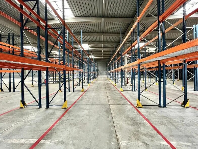 Light Industrial in Lisses to rent - Interior Photo - Image 2 of 12