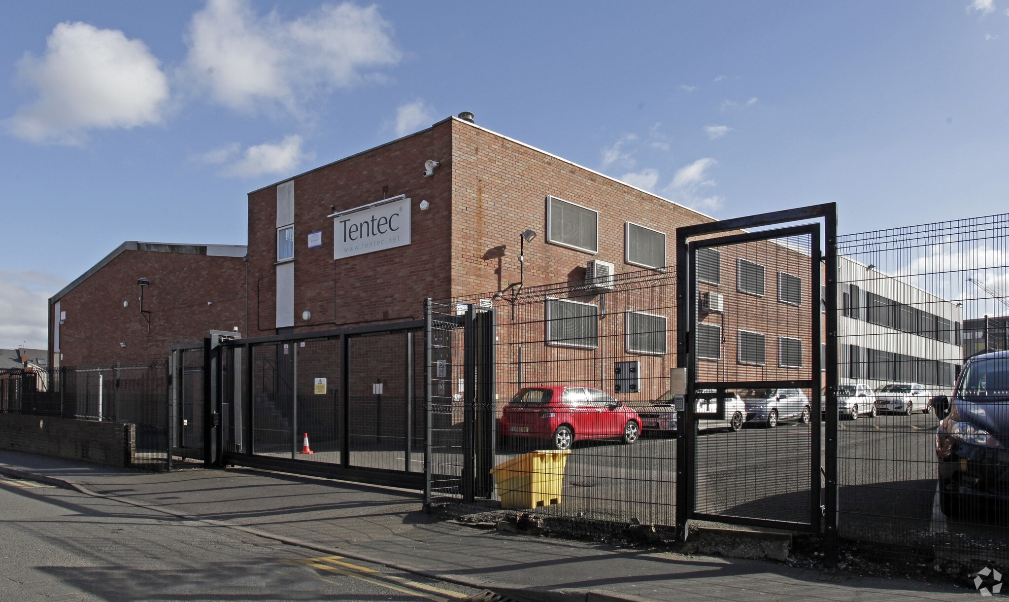 Guns Ln, West Bromwich to rent Building Photo- Image 1 of 6