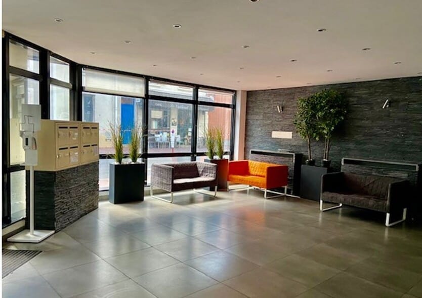 Office in Levallois-Perret to rent - Lobby - Image 3 of 7
