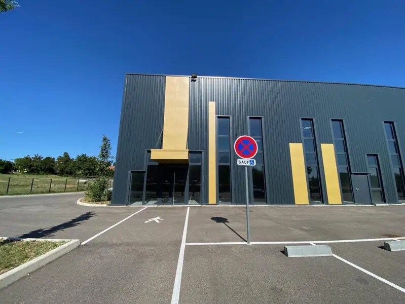 Light Industrial in Villefontaine for sale Building Photo- Image 1 of 7