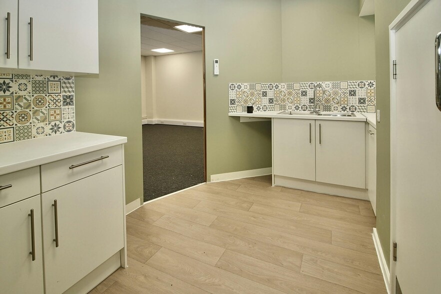 Woodbrook Crescent, Billericay to rent - Interior Photo - Image 3 of 10