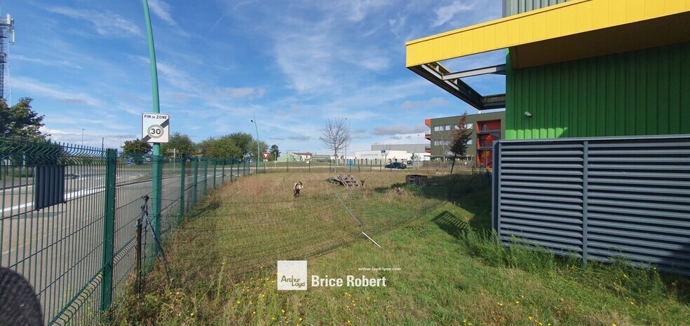Light Industrial in Civrieux for sale - Building Photo - Image 3 of 8