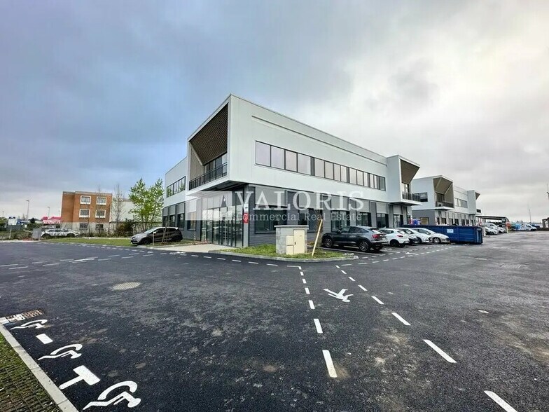 Light Industrial in Chassieu to rent - Building Photo - Image 1 of 8