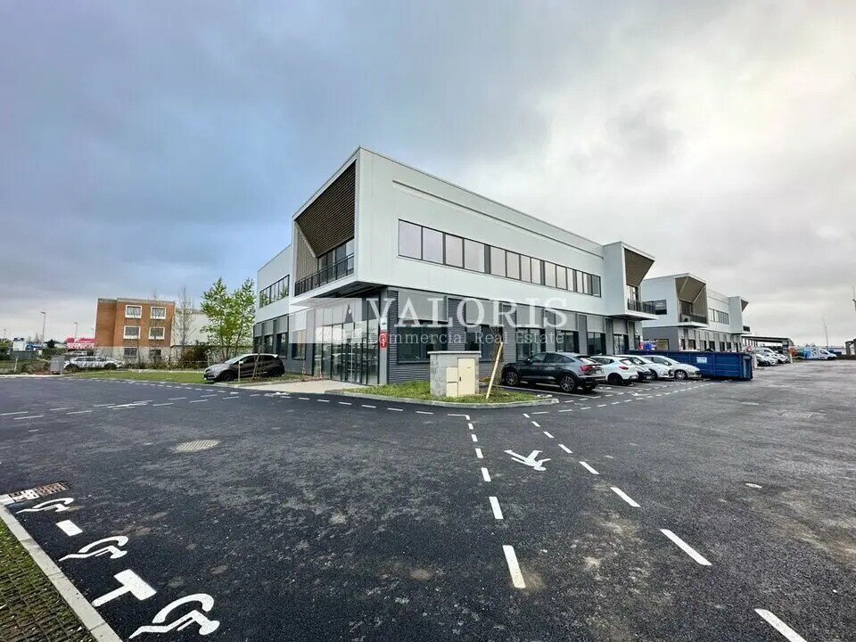 Light Industrial in Chassieu to rent Building Photo- Image 1 of 9