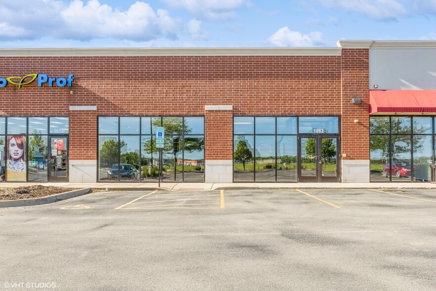 1852-1866 Towne Centre Dr, North Aurora, IL for rent - Building Photo - Image 1 of 26