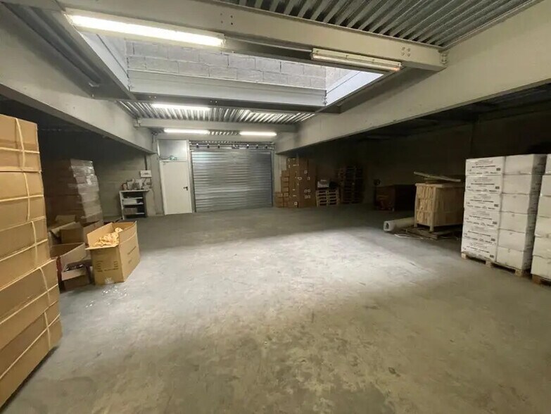 Industrial in Aubagne to rent - Building Photo - Image 2 of 5