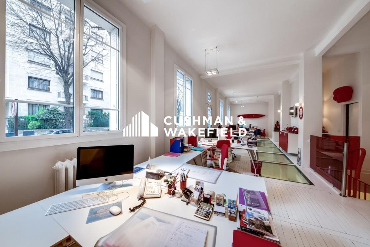 Office in Neuilly-sur-Seine to rent Interior Photo- Image 1 of 13