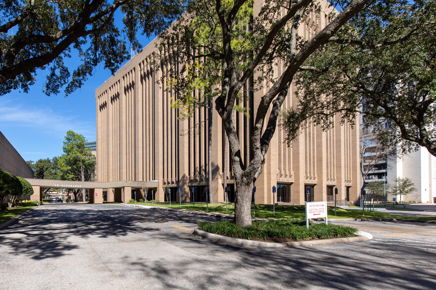 1900 St James Pl, Houston, TX for rent - Building Photo - Image 1 of 3