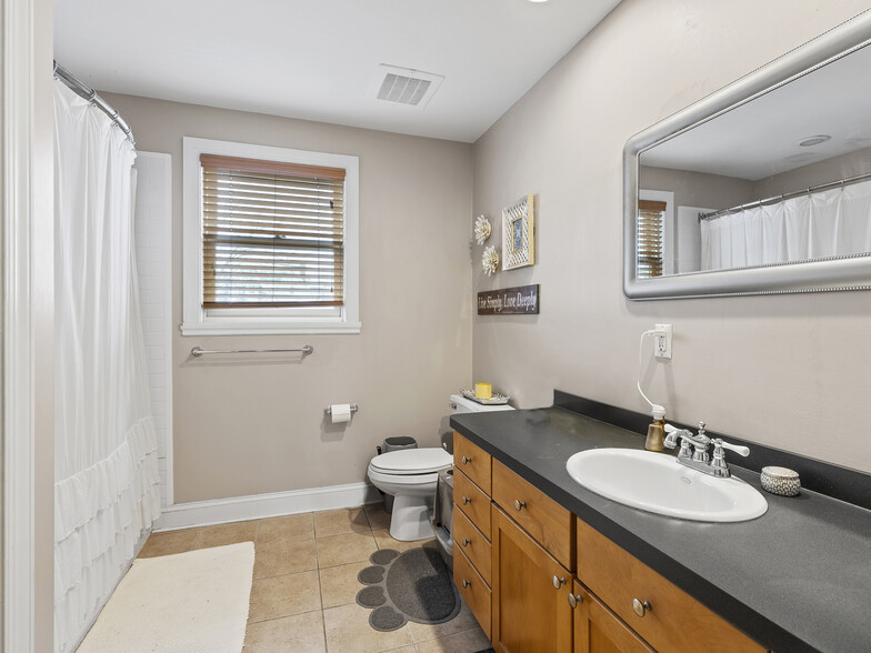 758-762 Elmwood Ave, Buffalo, NY for sale - Interior Photo - Image 3 of 49