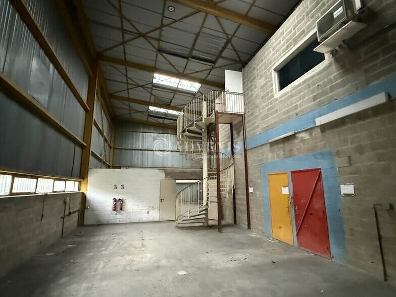 Light Industrial in Noisiel to rent - Interior Photo - Image 3 of 12
