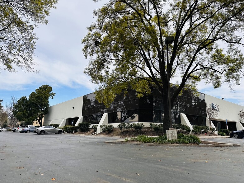 303-399 Lindbergh Ave, Livermore, CA for rent - Building Photo - Image 1 of 2