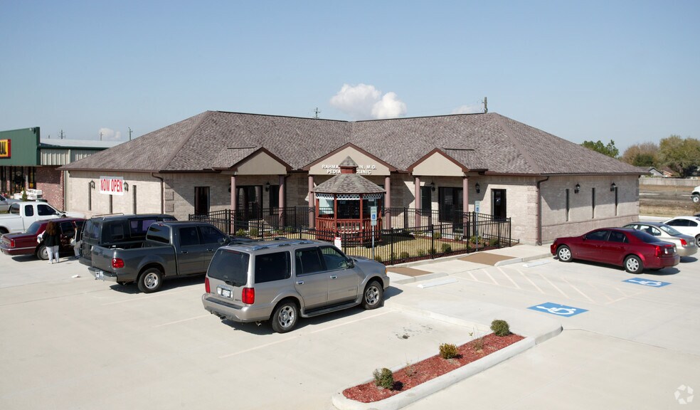 10407 W Fairmont Pky, La Porte, TX for rent - Building Photo - Image 1 of 3