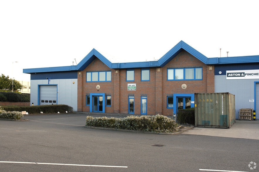 President Way, Luton to rent - Building Photo - Image 2 of 2