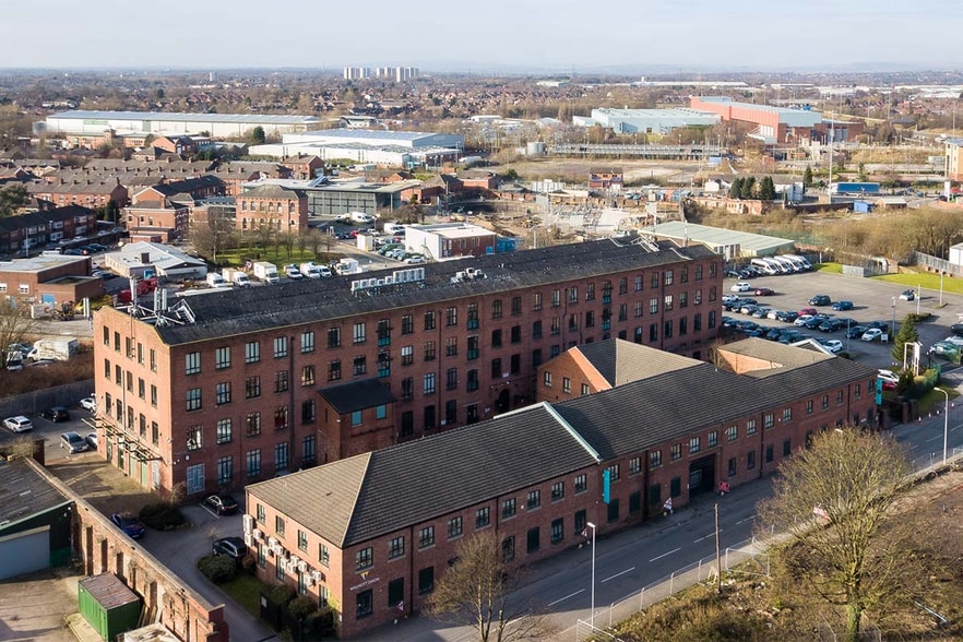 Albert St, Oldham to rent - Primary Photo - Image 1 of 6